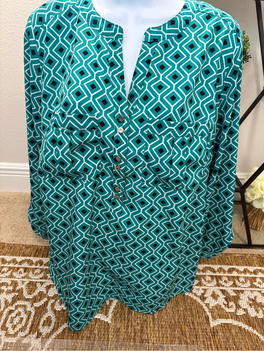 Notations Woman plus blouse 1X green white geometric print  roll tab sleeve READ
